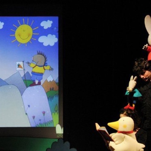 Pupazzi, musiche dal vivo e la straordinaria storia di Giulio Coniglio e gli amici per sempre dal testo di Nicoletta Costa