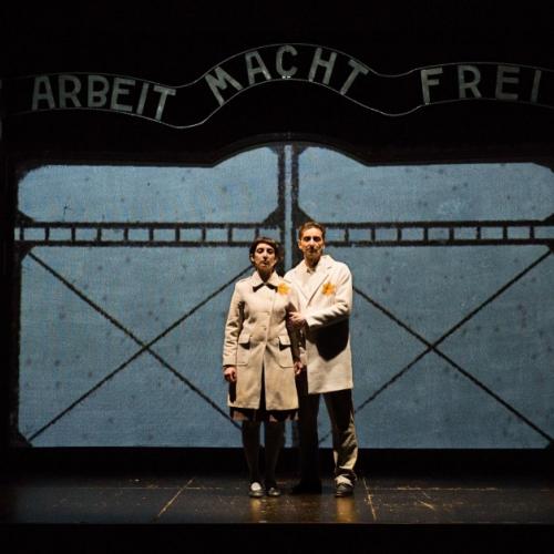 Auschwitz, una storia di vento lo spettacolo multimediale racconta ai ragazzi l’orrore dell’Olocausto e riflette su tutte le discriminazioni di ieri e di oggi
