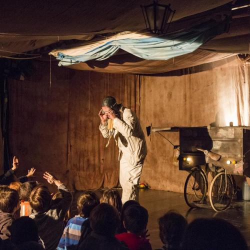 Le originali macchine sceniche dell’artista Antonio Panzuto raccontano L’atlante della città ai piccoli spettatori di Contatto TIG in famiglia