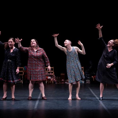 La perturbante vitalità del teatro di Emma Dante torna ad abitare la stagione Teatro Contatto con il nuovo spettacolo Misericordia